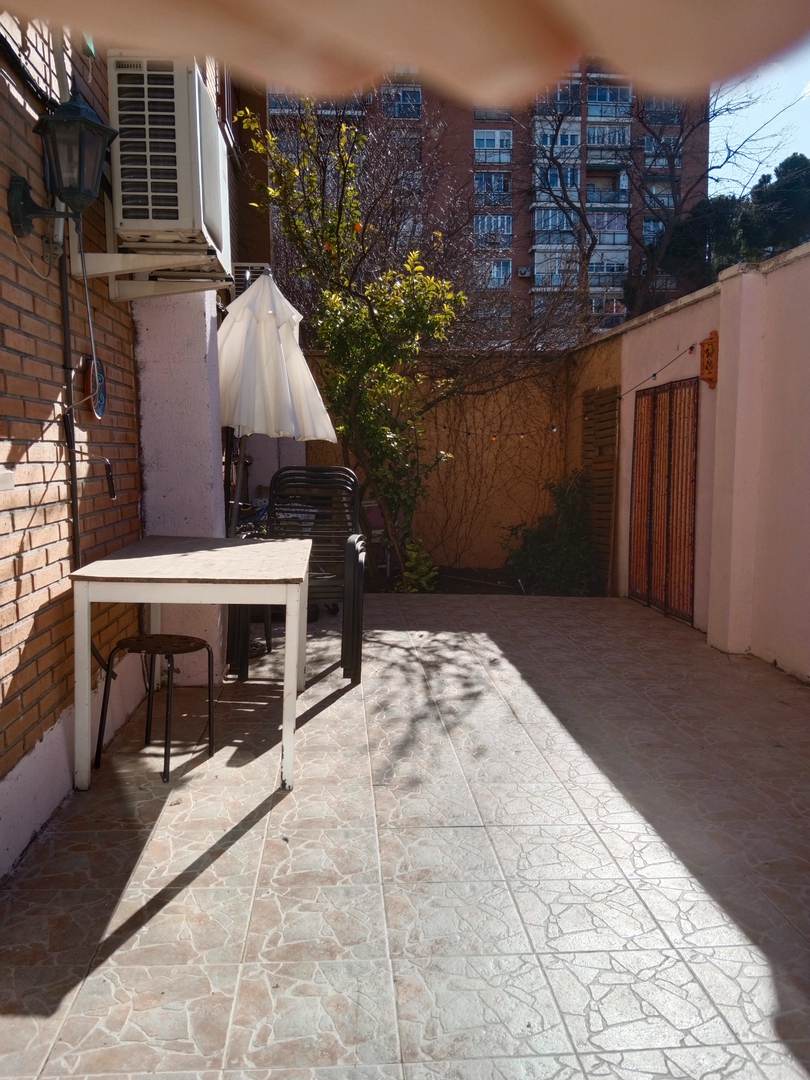 Alquila por horas Vivienda familiar amplia con amplio salón con piano y gran patio 