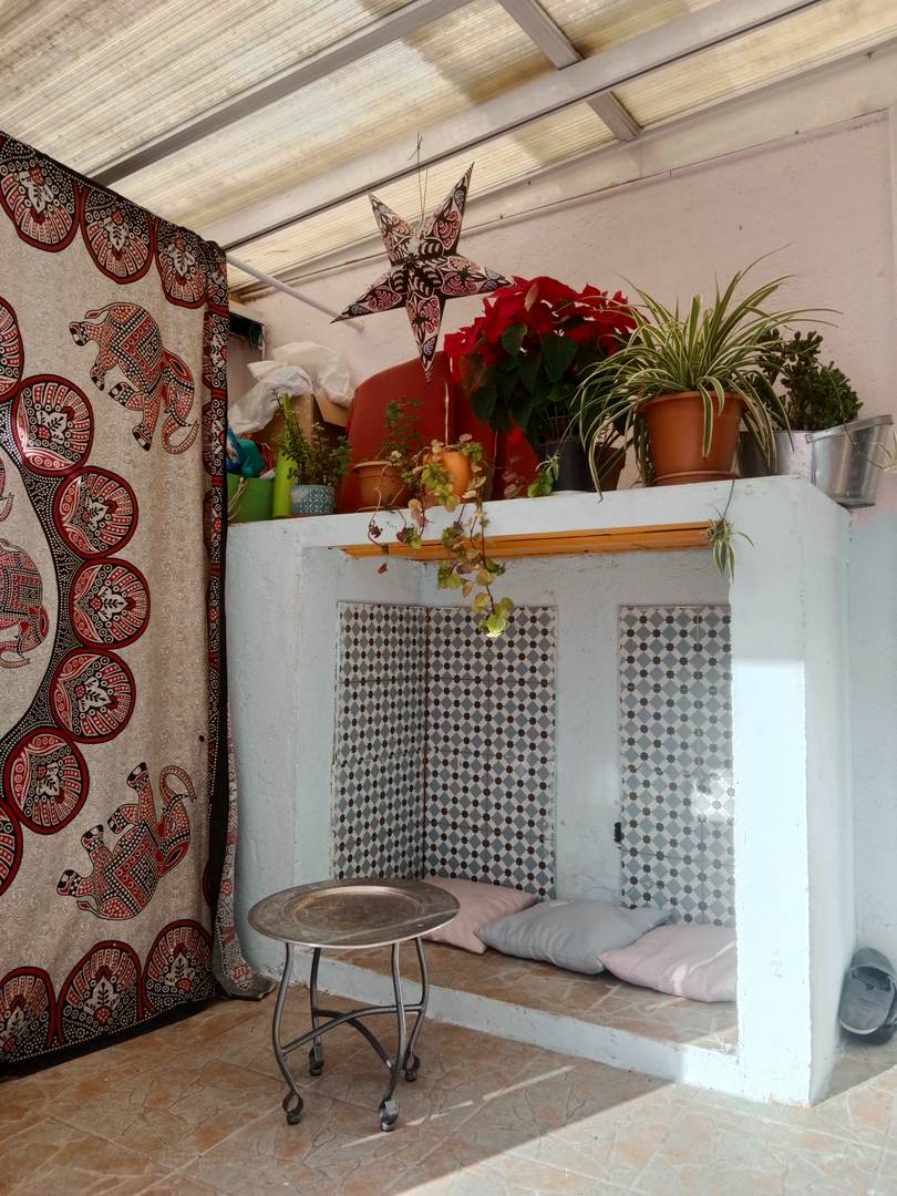 Alquila por horas Vivienda familiar amplia con amplio salón con piano y gran patio 