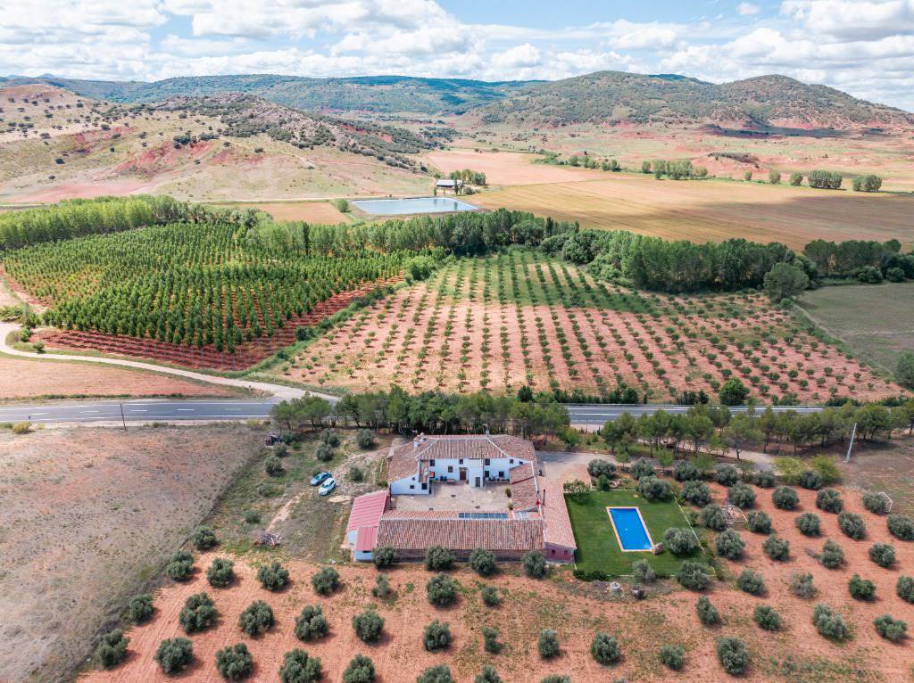 Alquila por horas Finca con olivos, piscina y Spa en la Sierra de Albacete