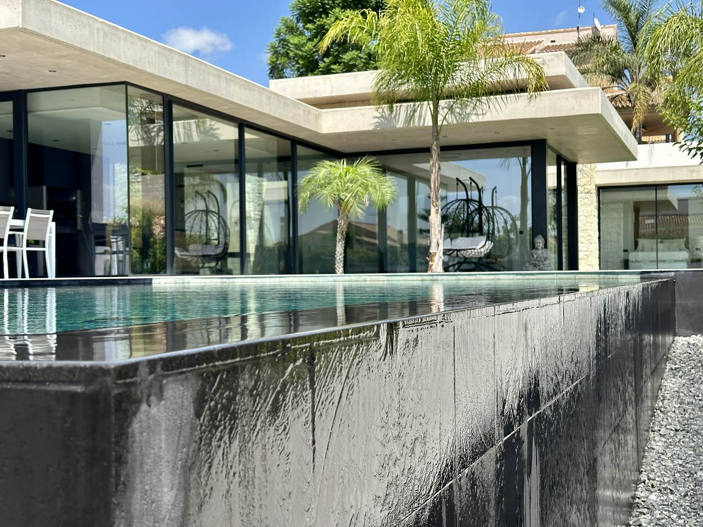Alquila por horas Vivienda unifamiliar diseño moderno industrial