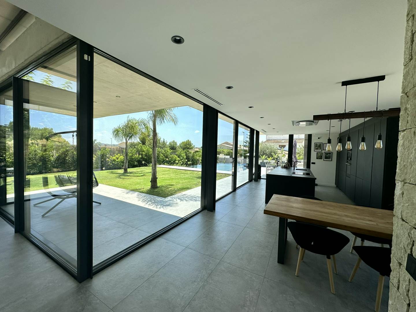 Alquila por horas Vivienda unifamiliar diseño moderno industrial