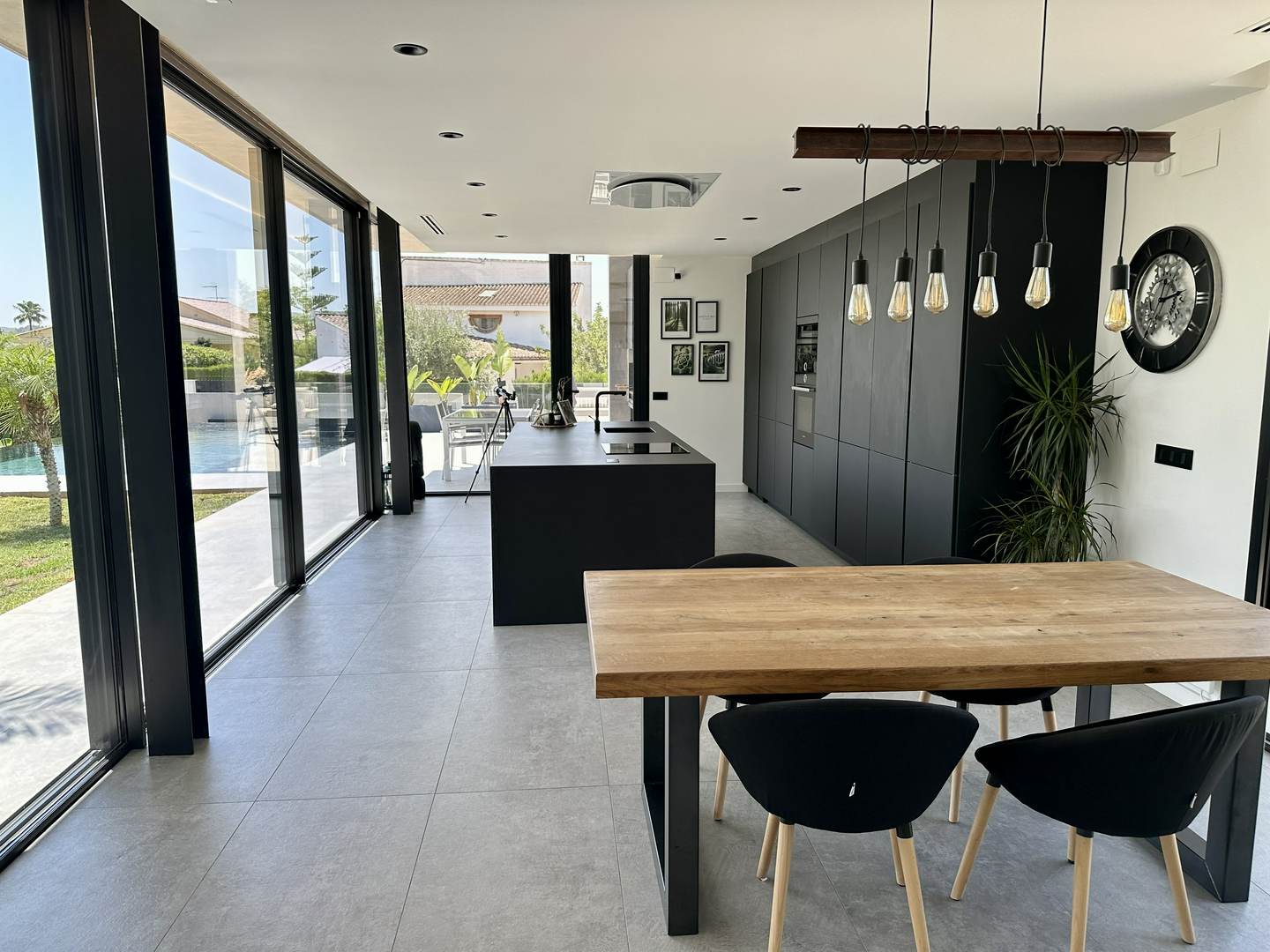 Alquila por horas Vivienda unifamiliar diseño moderno industrial