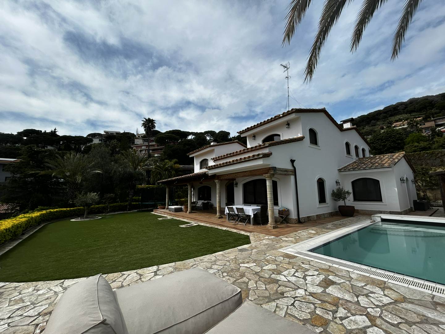 Alquila por horas Villa mediterráneo contemporánea con amplios espacios