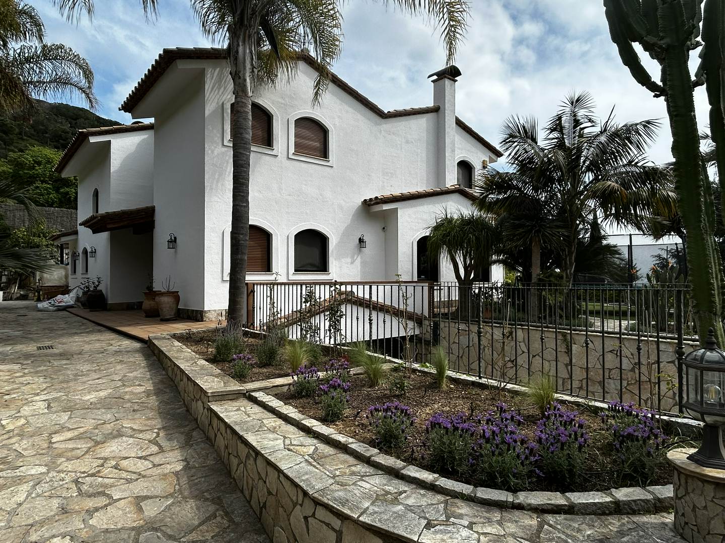 Alquila por horas Villa mediterráneo contemporánea con amplios espacios