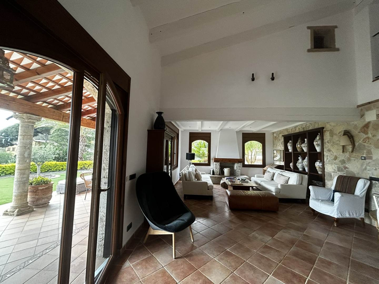 Alquila por horas Villa mediterráneo contemporánea con amplios espacios