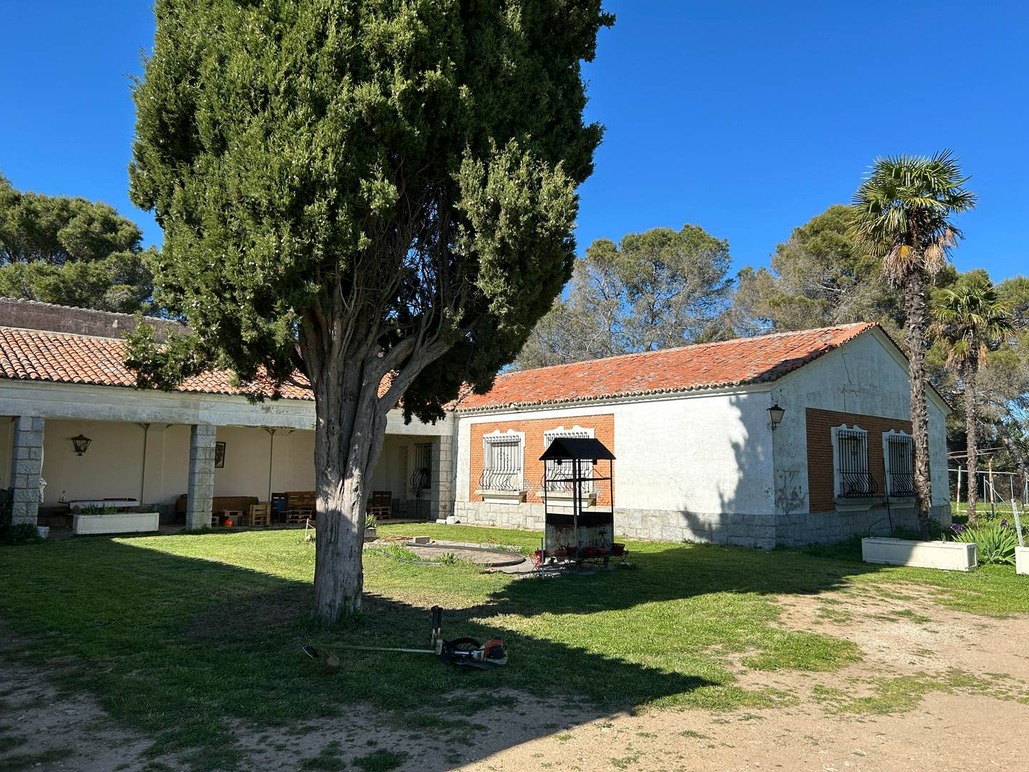 Alquila por horas Finca rústica de olivares y con patio interior blanco