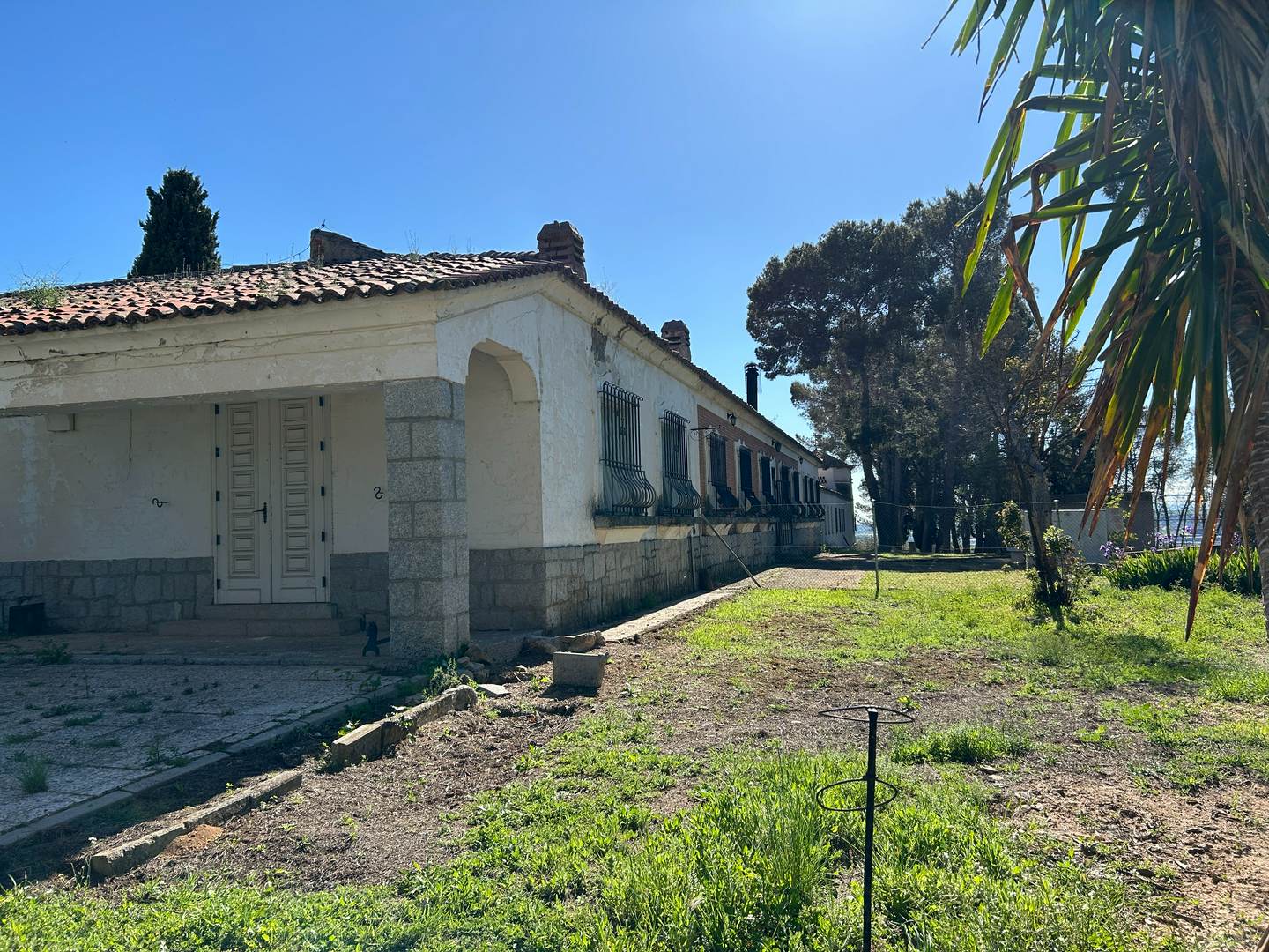 Alquila por horas Finca rústica de olivares y con patio interior blanco