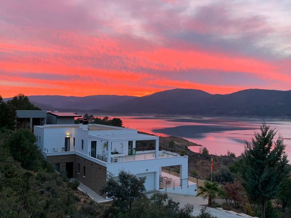 Alquila por horas Casa Contemporánea con vistas Lago Entrepeñas a 1h de Madrid