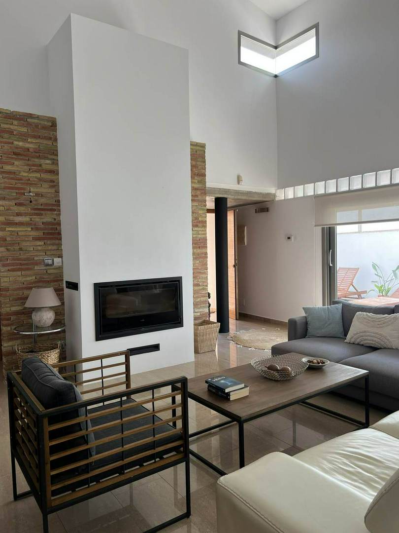 Alquila por horas Vivienda unifamiliar con doble altura