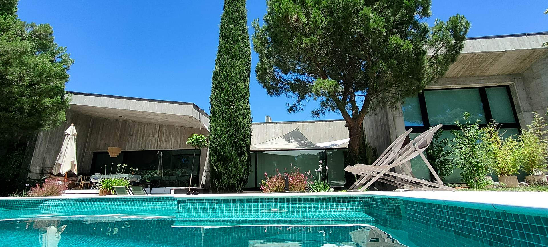 Alquila por horas Casa brutalista contemporánea en entorno natural