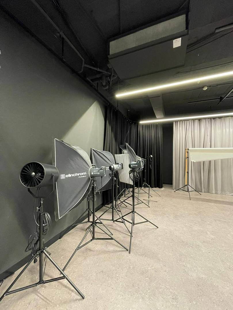 Alquila por horas Más de 20.000 m² con platós, estudios, aulas y escenarios listos para cualquier producción.