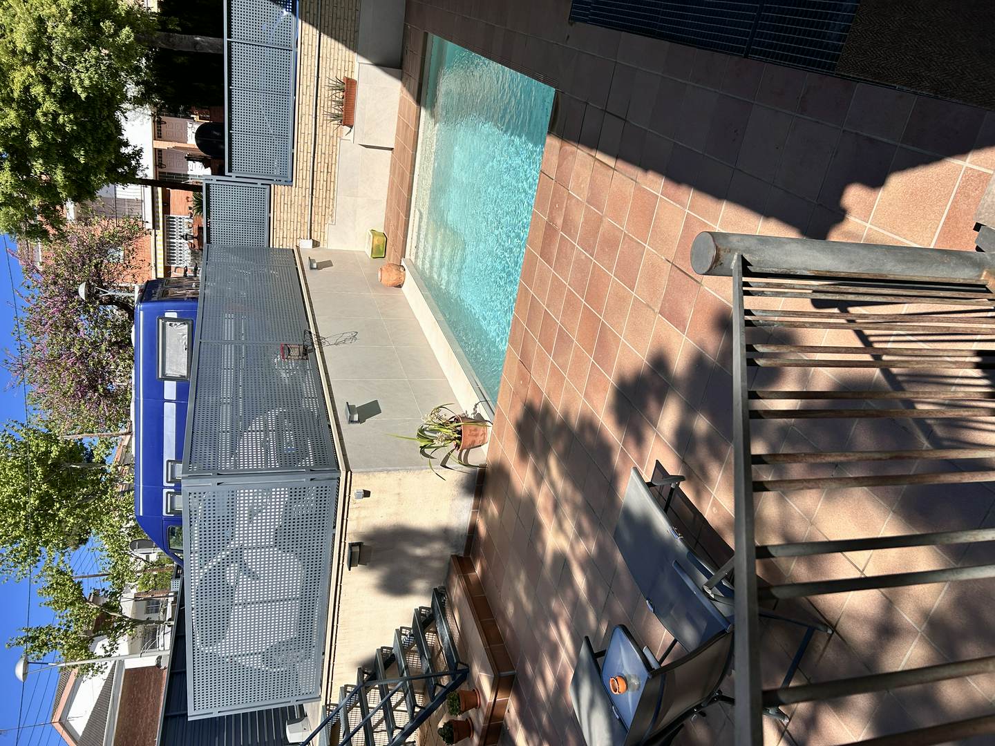 Alquila por horas Vivienda familiar con jardín y piscina