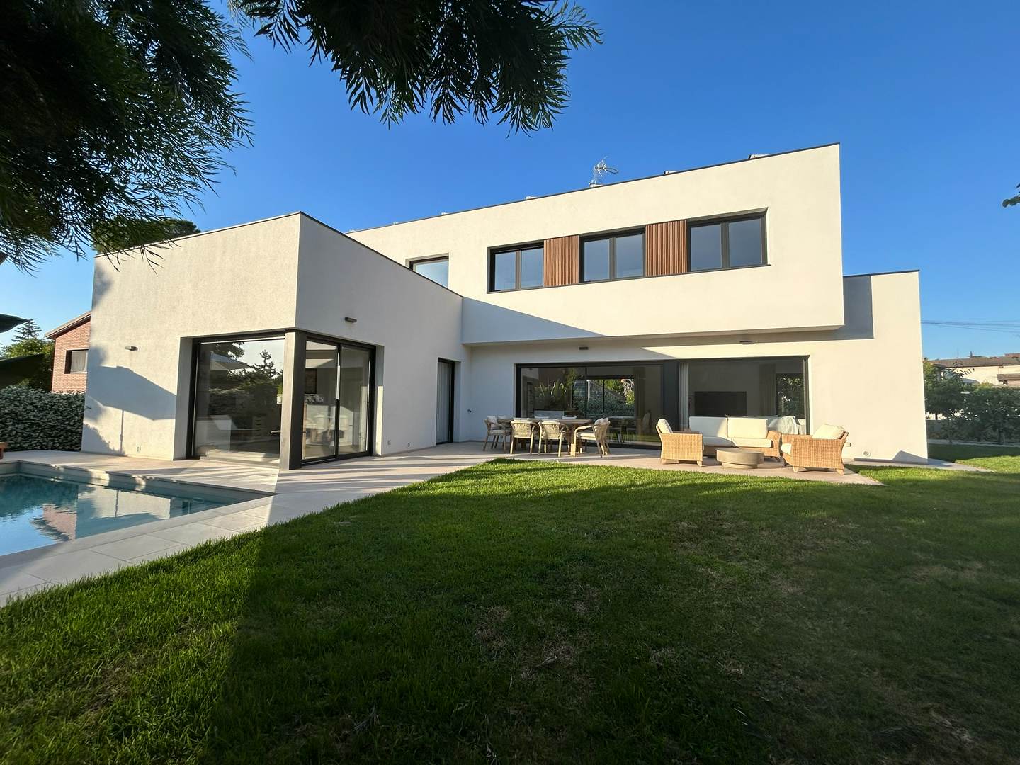 Alquila por horas Vivienda unifamiliar moderna con jardín, piscina y mucha luz