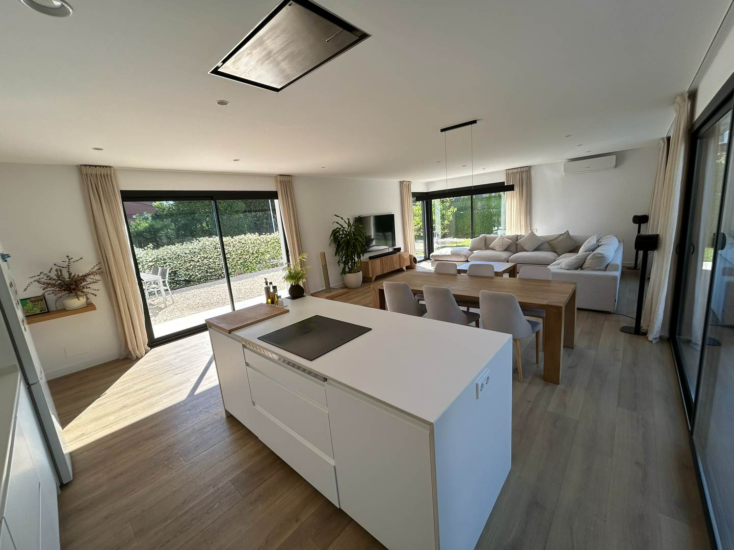 Alquila por horas Vivienda unifamiliar moderna con jardín, piscina y mucha luz