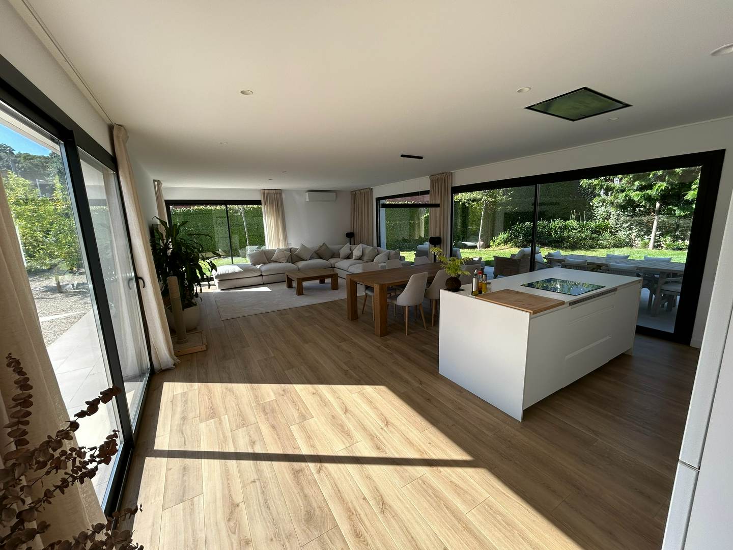 Alquila por horas Vivienda unifamiliar moderna con jardín, piscina y mucha luz