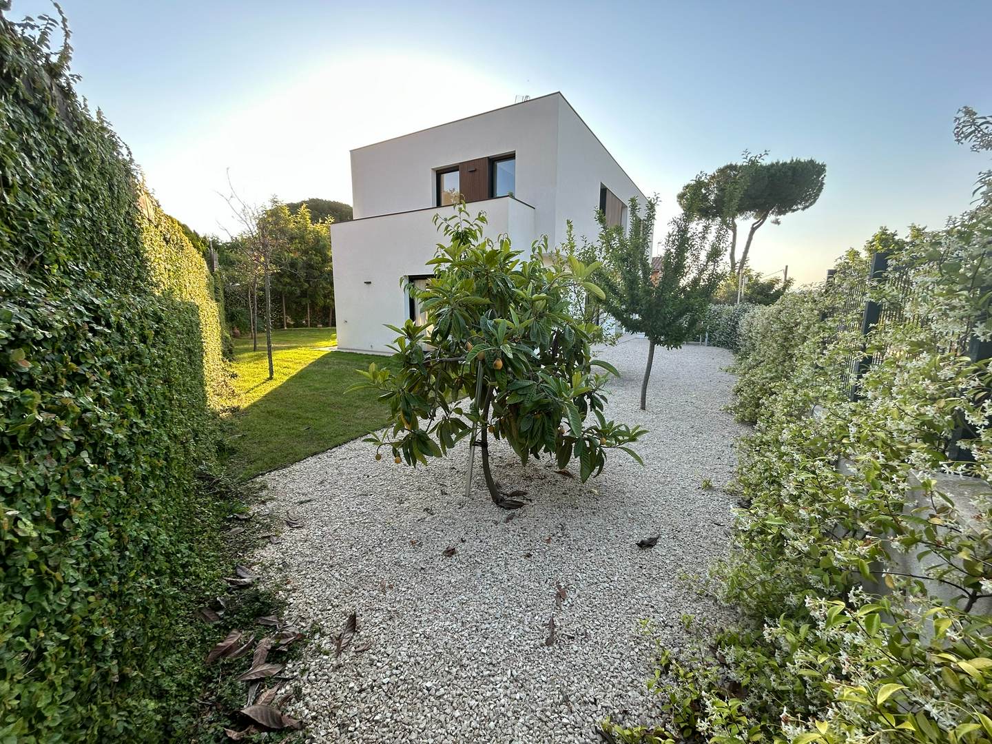 Alquila por horas Vivienda unifamiliar moderna con jardín, piscina y mucha luz