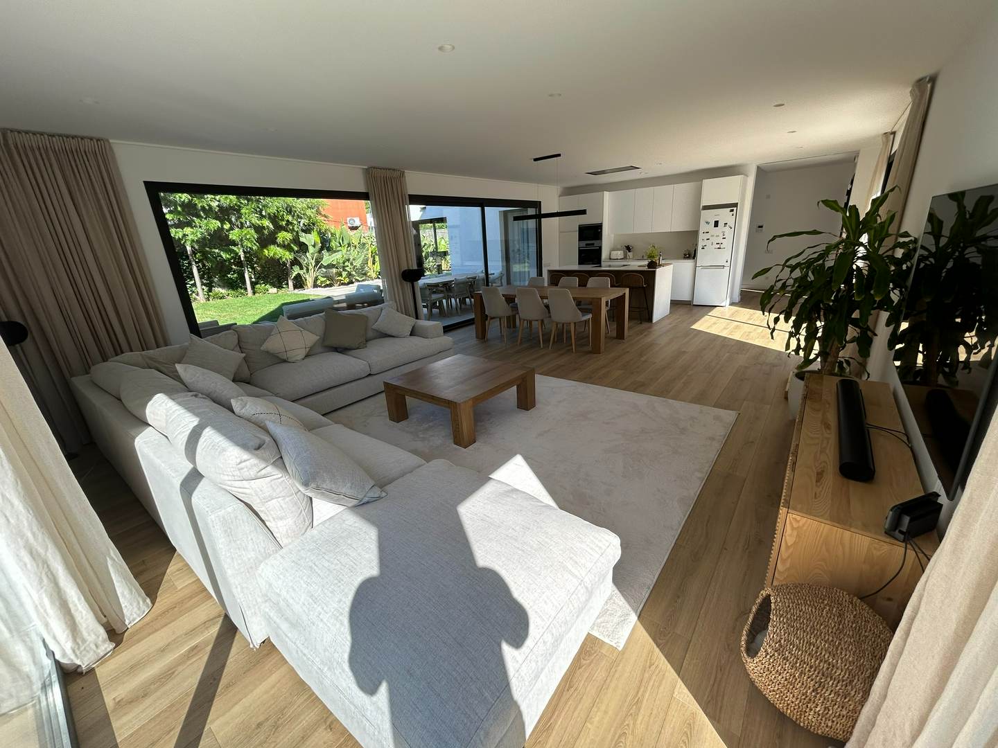 Alquila por horas Vivienda unifamiliar moderna con jardín, piscina y mucha luz