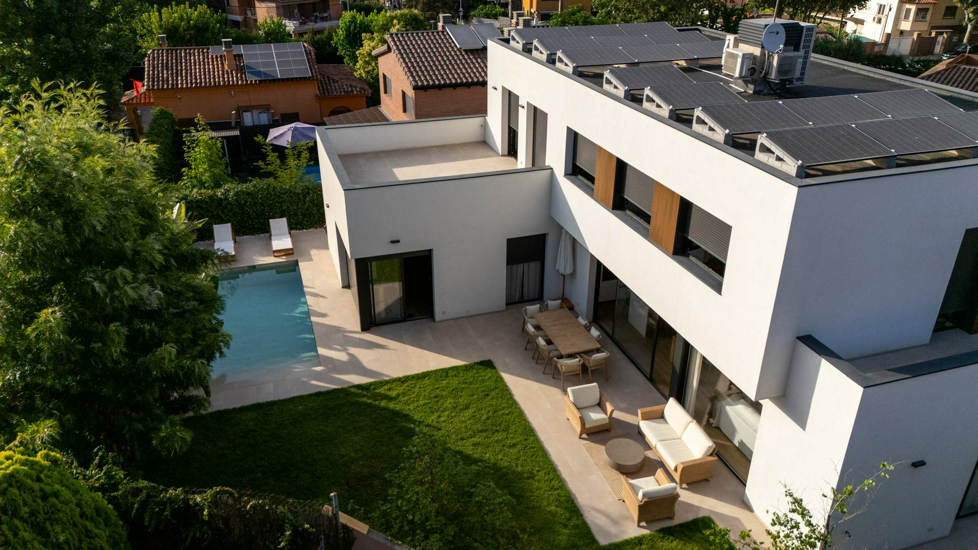 Alquila por horas Vivienda unifamiliar moderna con jardín, piscina y mucha luz