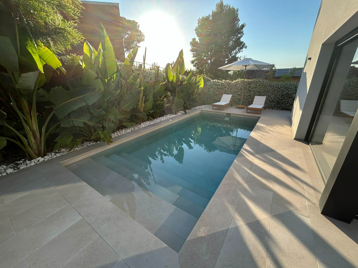 Alquila por horas Vivienda unifamiliar moderna con jardín, piscina y mucha luz