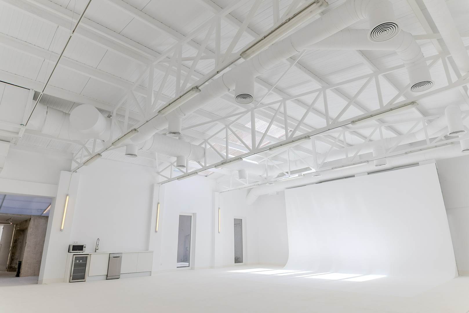 Alquila por horas Nave industrial muy luminosa en Ventas