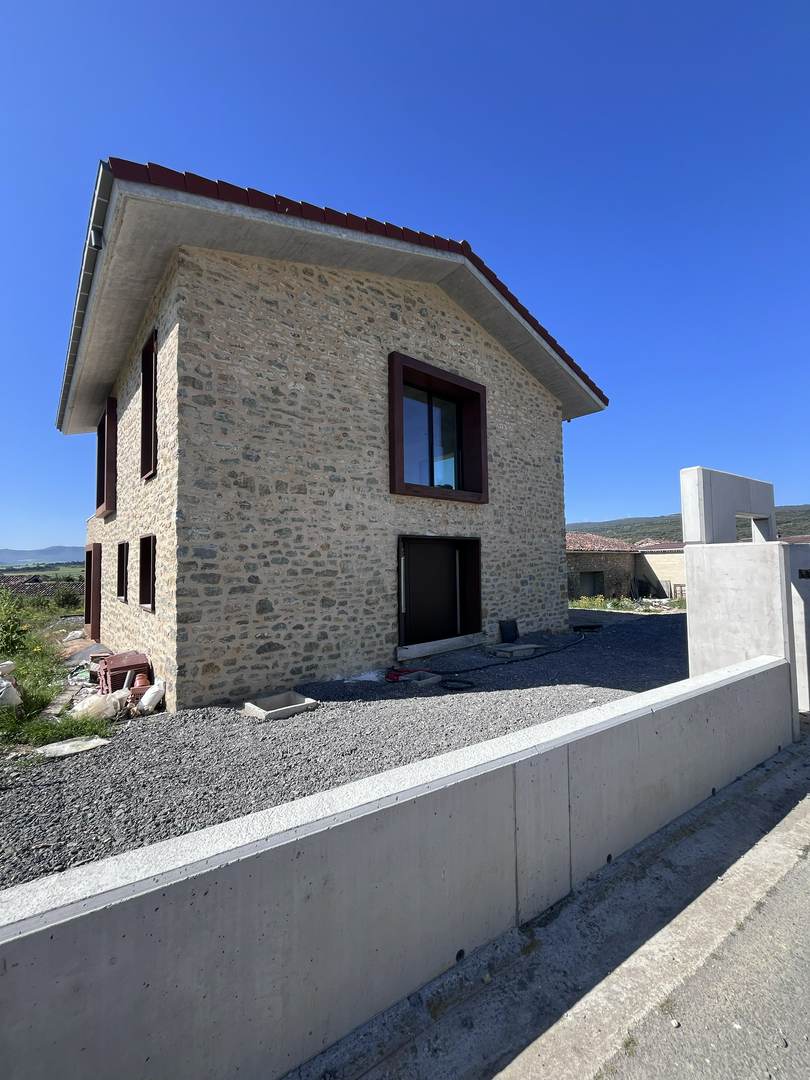 Alquila por horas Vivienda unifamiliar de piedra moderna