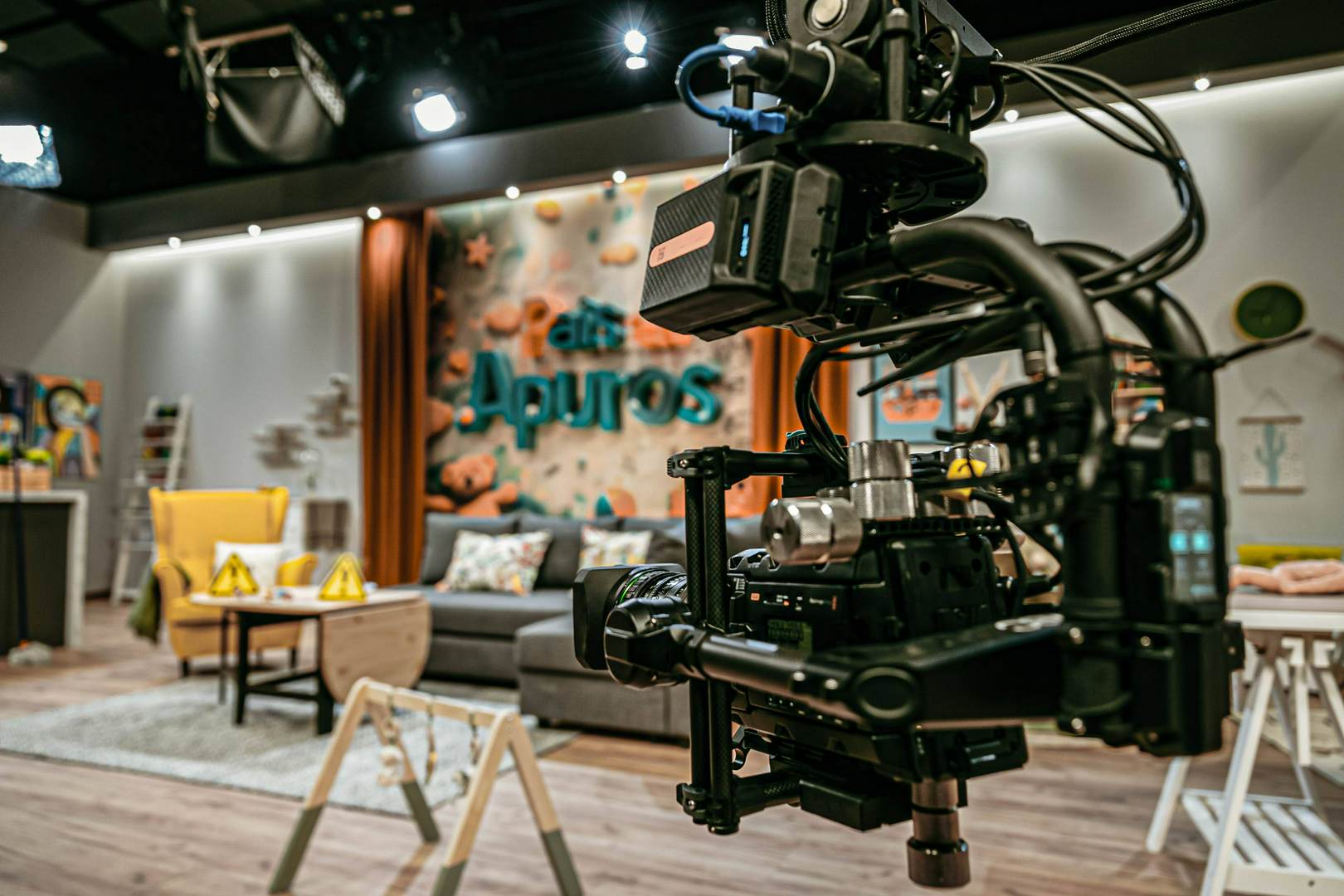 Alquila por horas Plató completamente equipado para producciones de televisión, publicidad, fotografía y eventos
