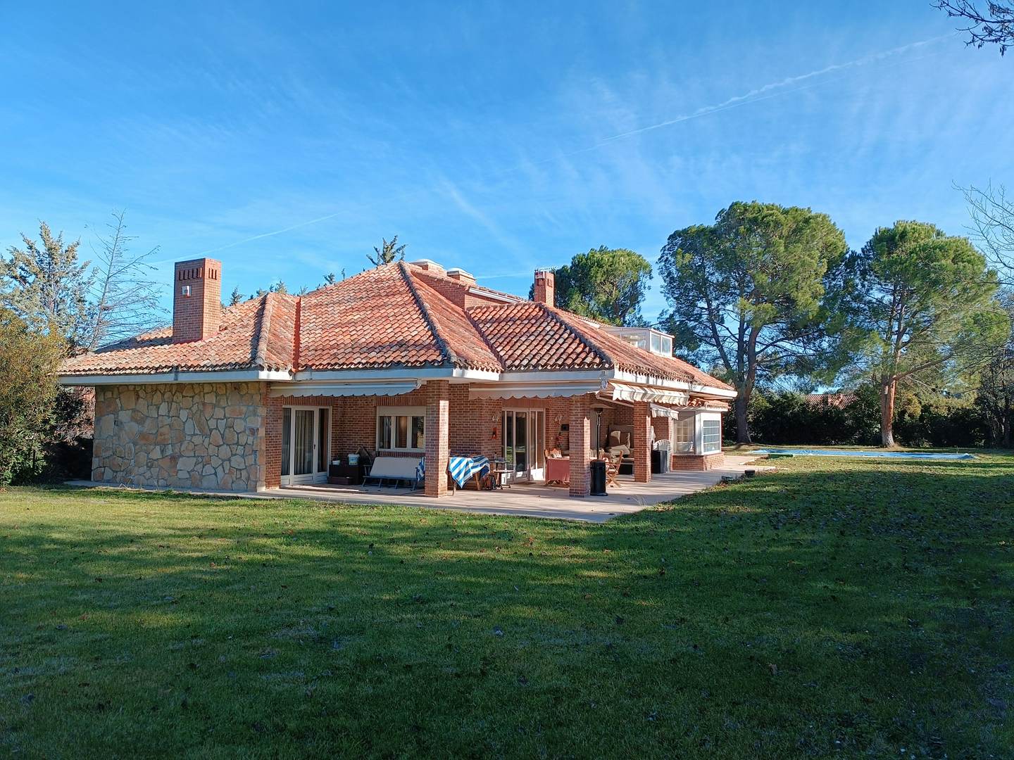 Alquila por horas Jardín con piscina exterior, piscina interior y sauna