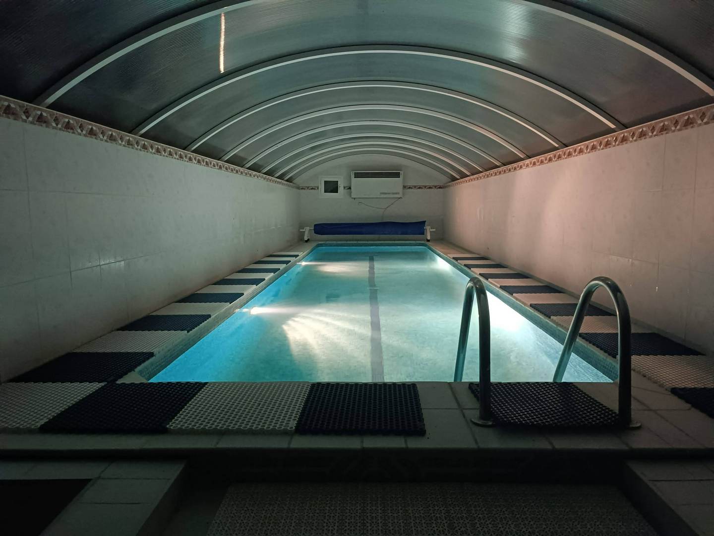 Alquila por horas Jardín con piscina exterior, piscina interior y sauna