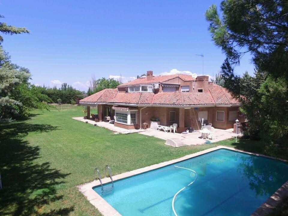 Alquila por horas Jardín con piscina exterior, piscina interior y sauna