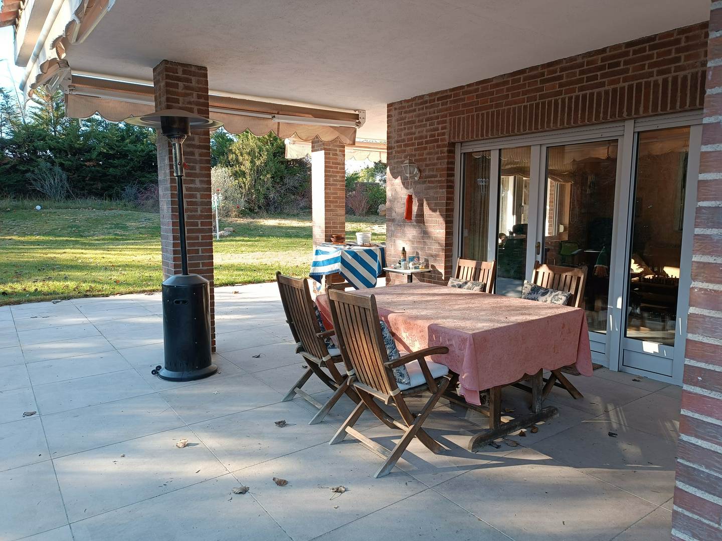 Alquila por horas Jardín con piscina exterior, piscina interior y sauna