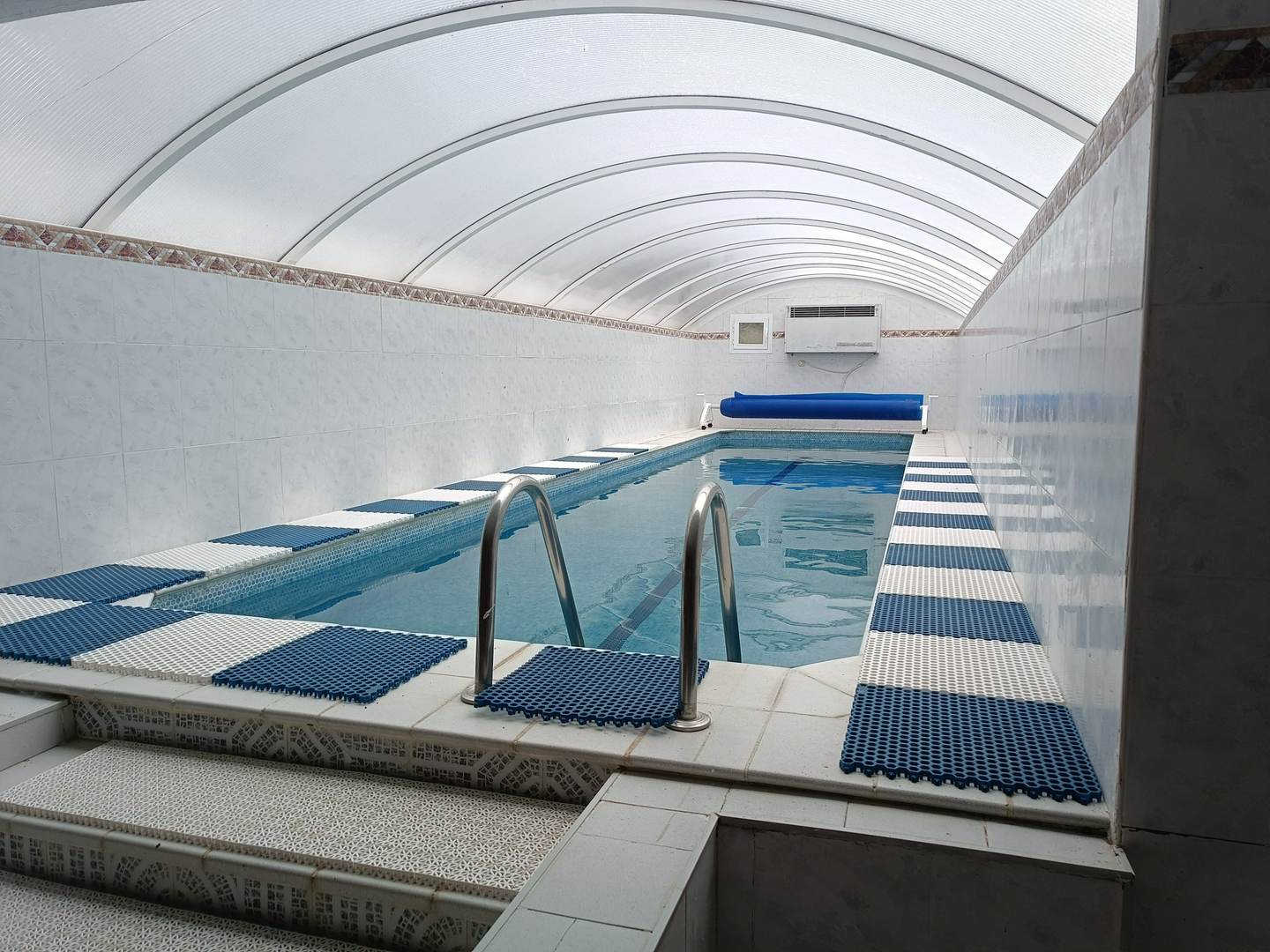 Alquila por horas Jardín con piscina exterior, piscina interior y sauna