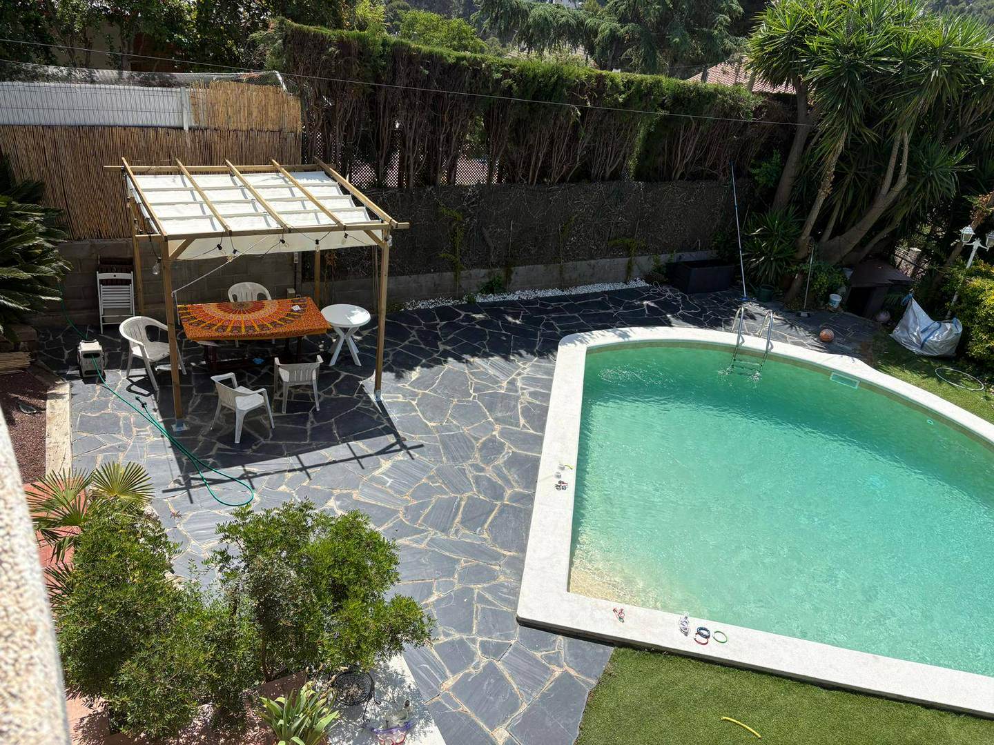 Alquila por horas Vivienda unifamiliar con piscina