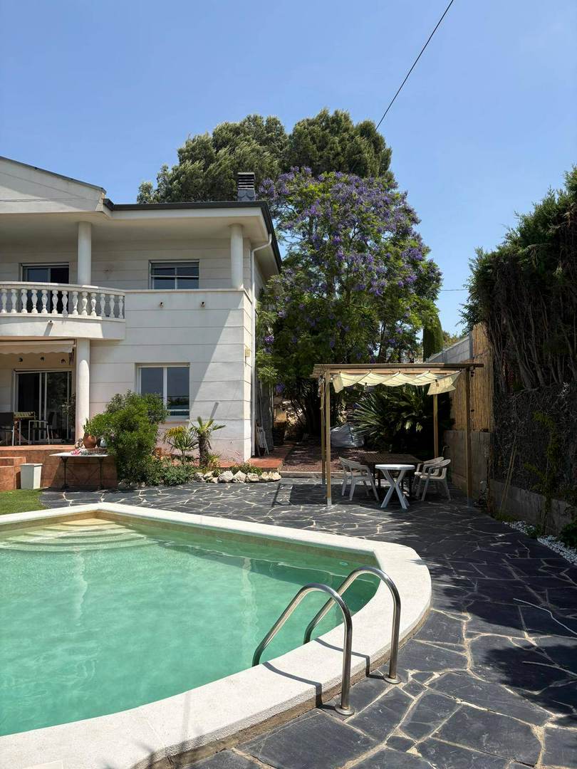 Alquila por horas Vivienda unifamiliar con piscina