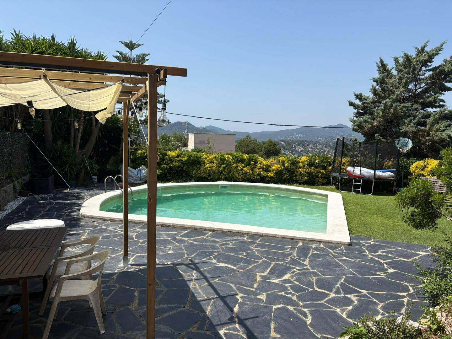 Alquila por horas Vivienda unifamiliar con piscina