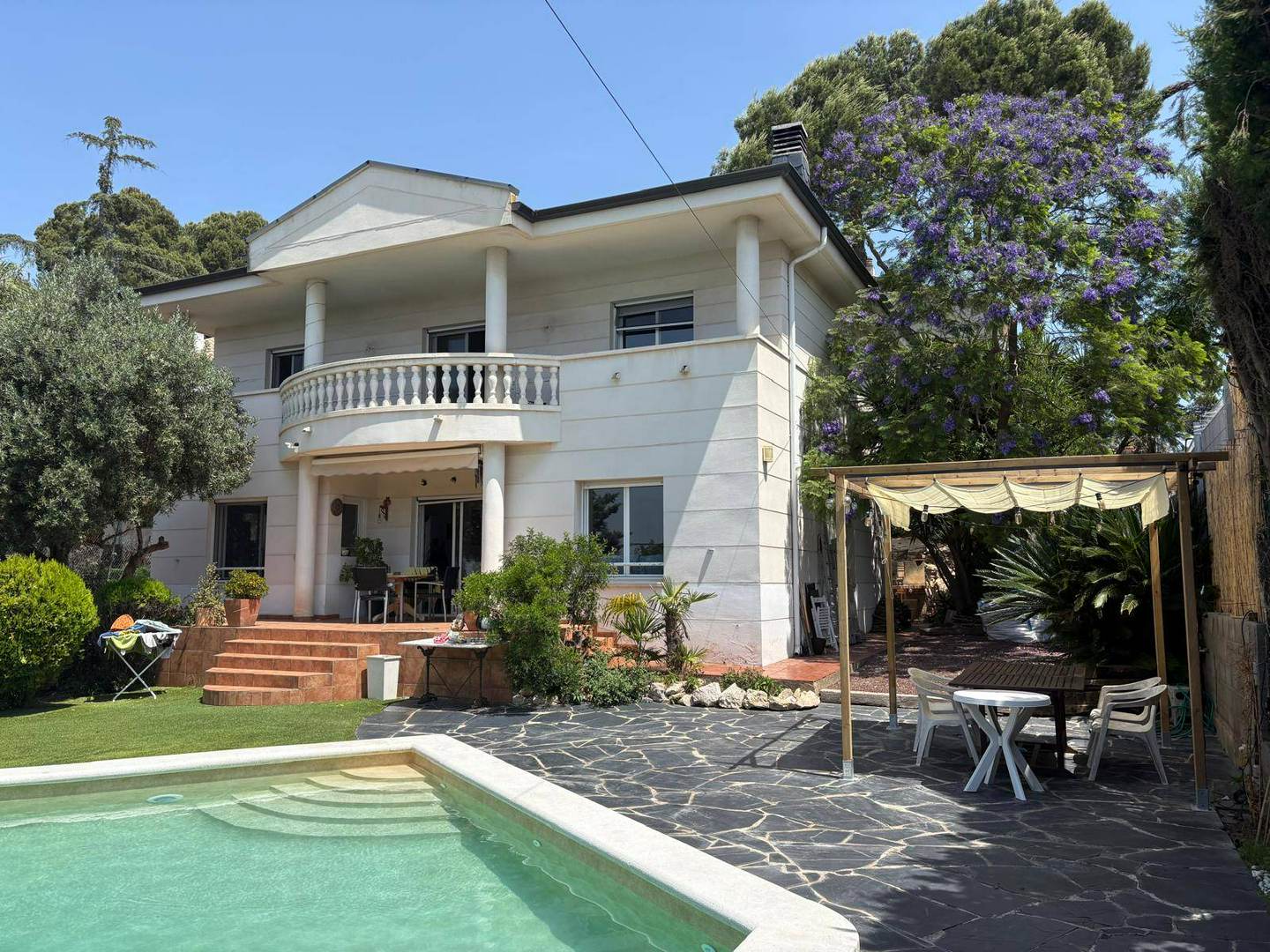 Alquila por horas Vivienda unifamiliar con piscina