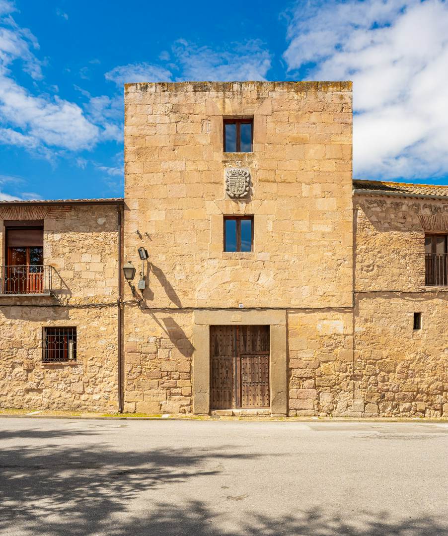 Alquila por horas Torre medieval con escudo rehabilitada