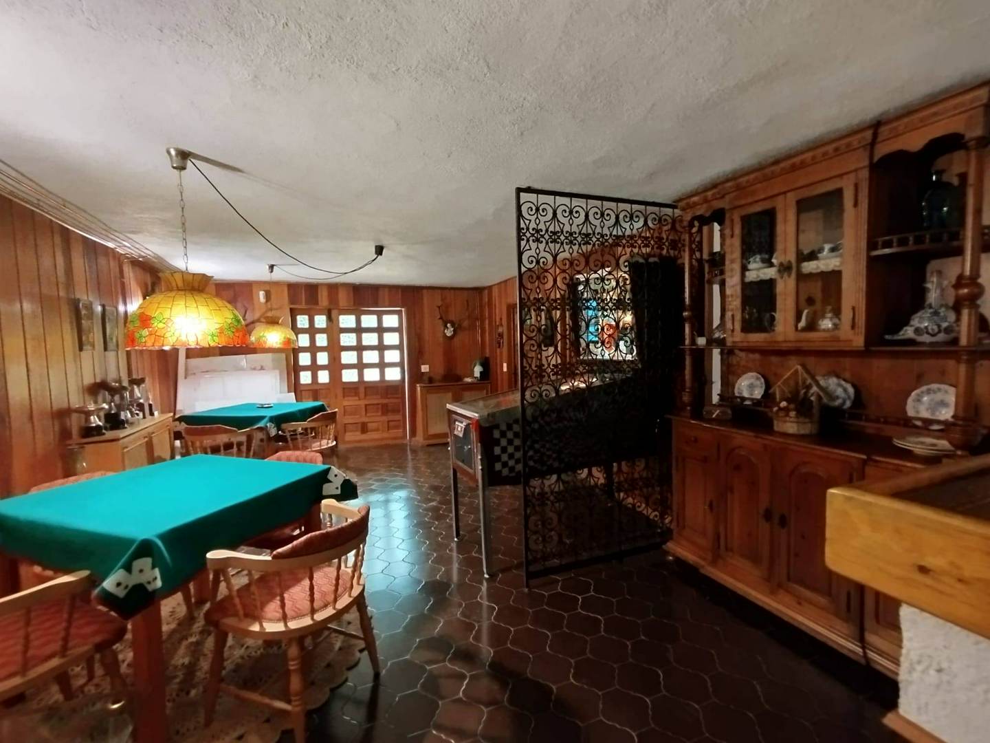 Alquila por horas Bodega-bar retro con barra de bar y chimenea