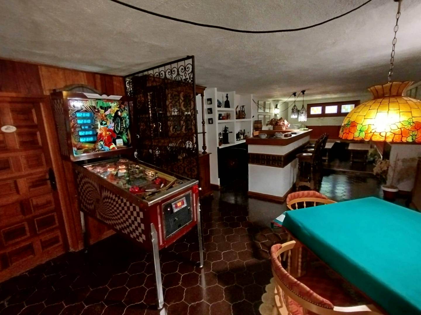 Alquila por horas Bodega-bar retro con barra de bar y chimenea