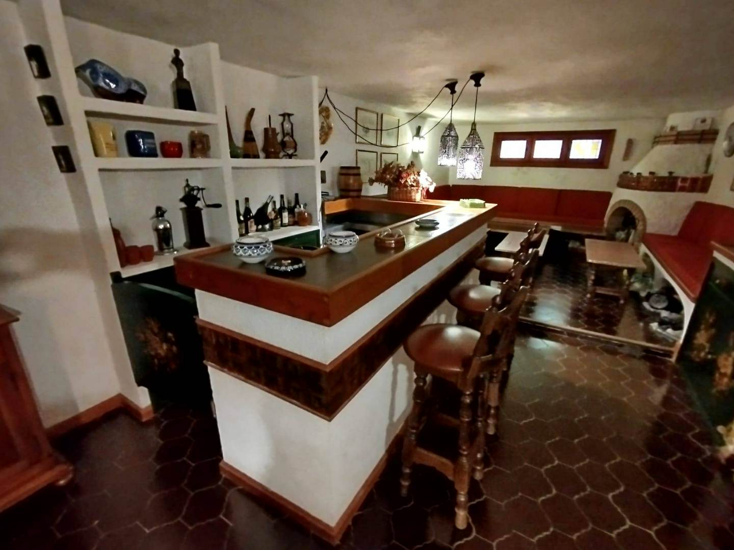 Alquila por horas Bodega-bar retro con barra de bar y chimenea
