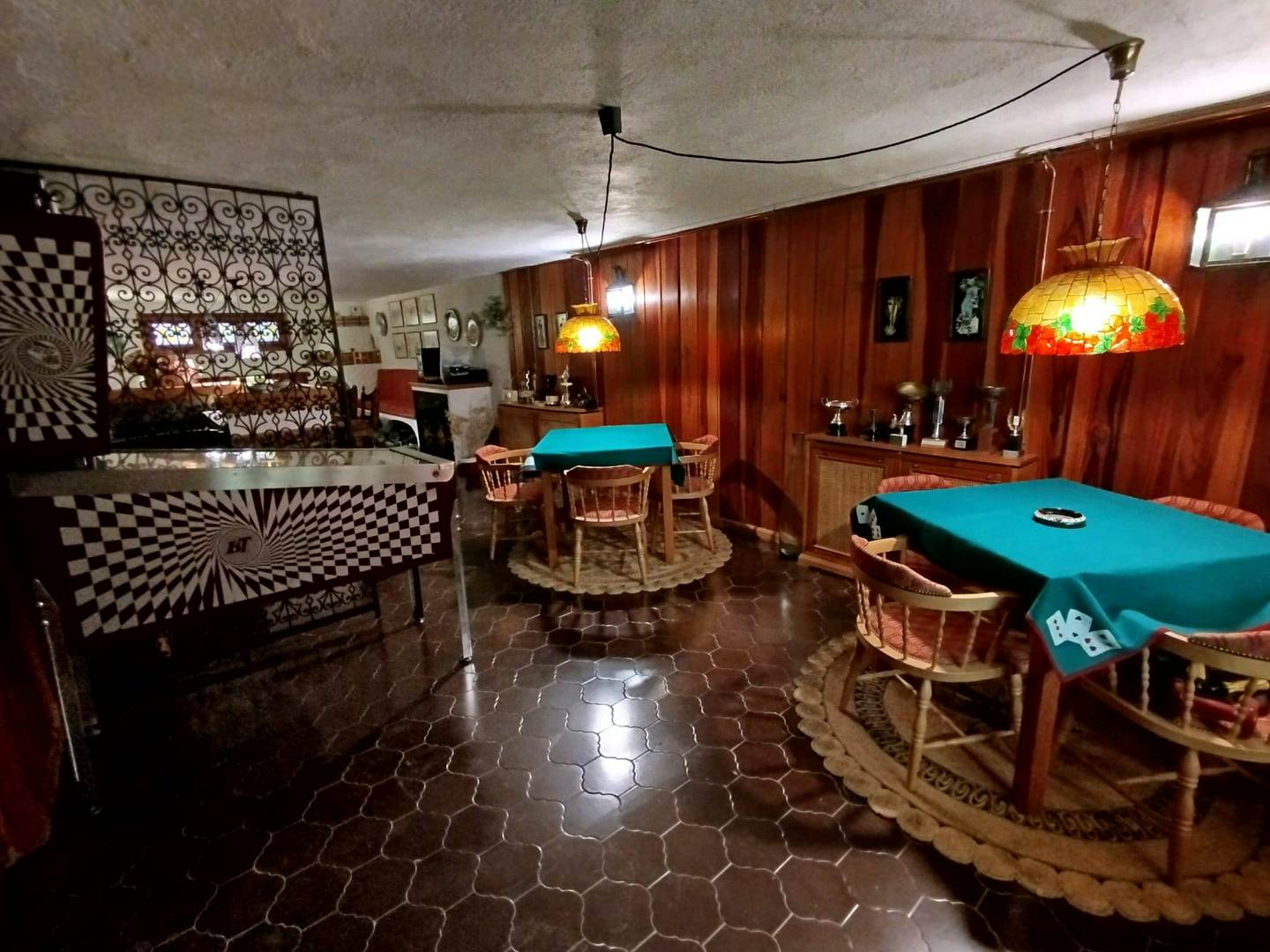 Alquila por horas Bodega-bar retro con barra de bar y chimenea