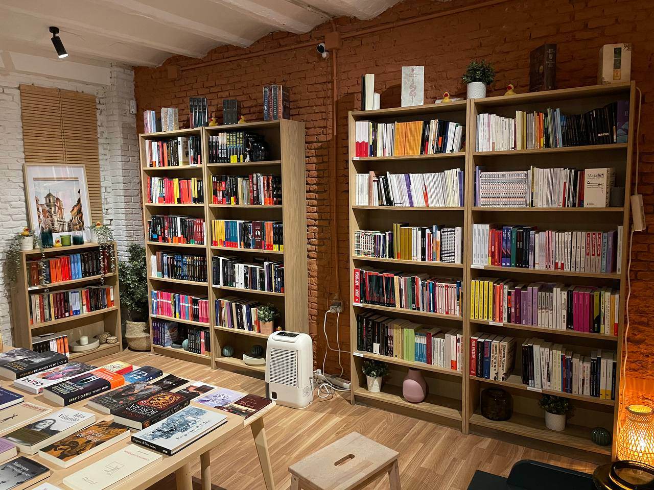 Alquila por horas Librería independiente, un espacio cálido y acogedor de Lavapiés