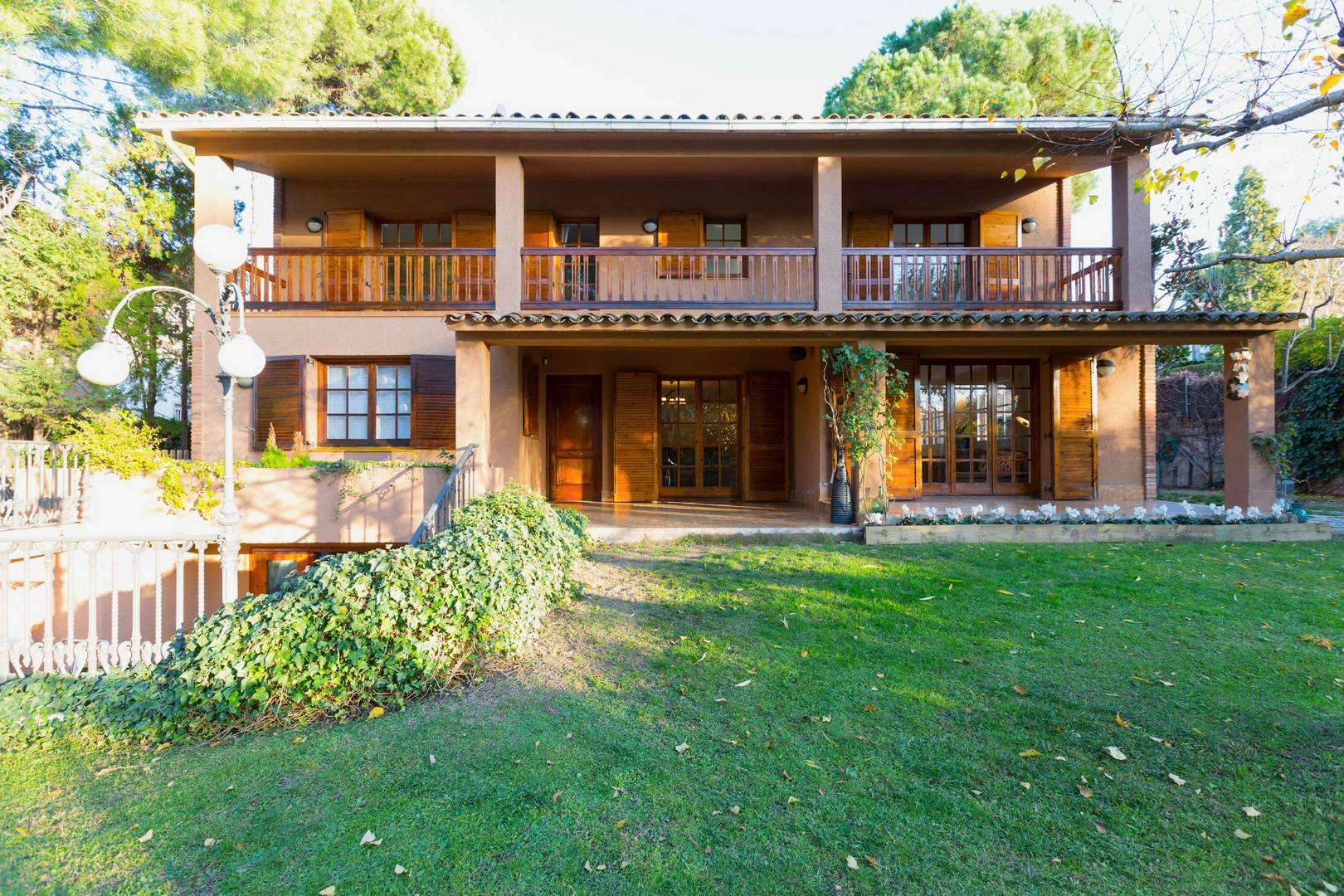 Alquila por horas Casa rodeada de naturaleza y luz, con encanto mediterráneo y espacios interiores muy cuidados