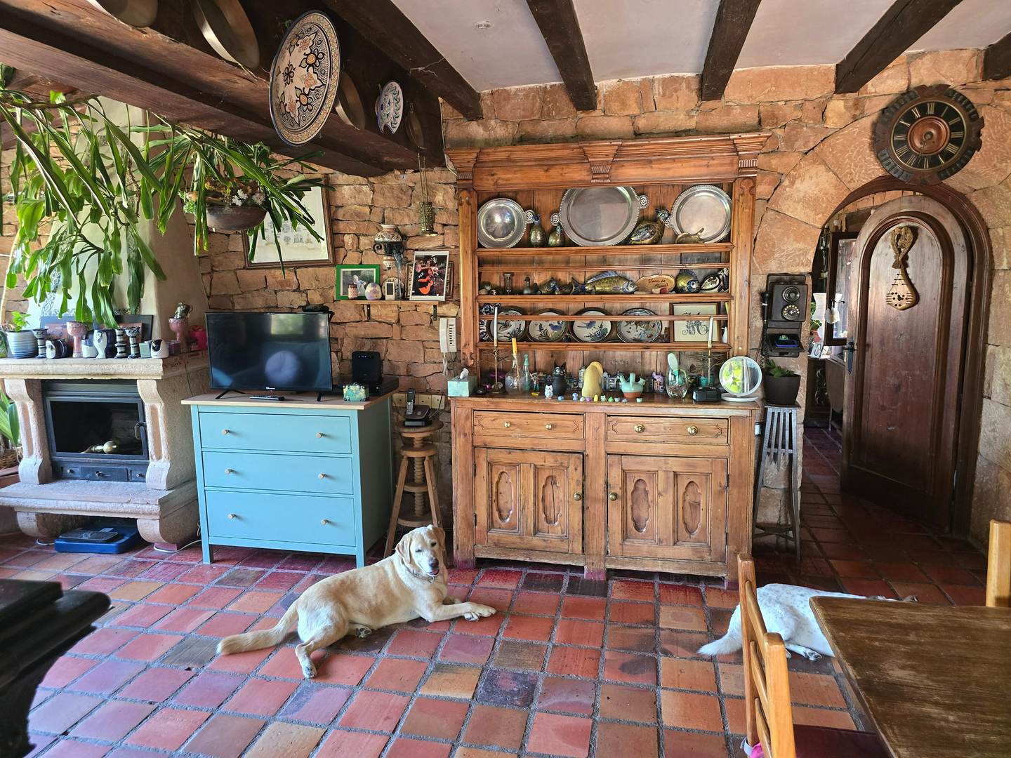 Alquila por horas Casa de campo de piedra rústica con interiores de madera