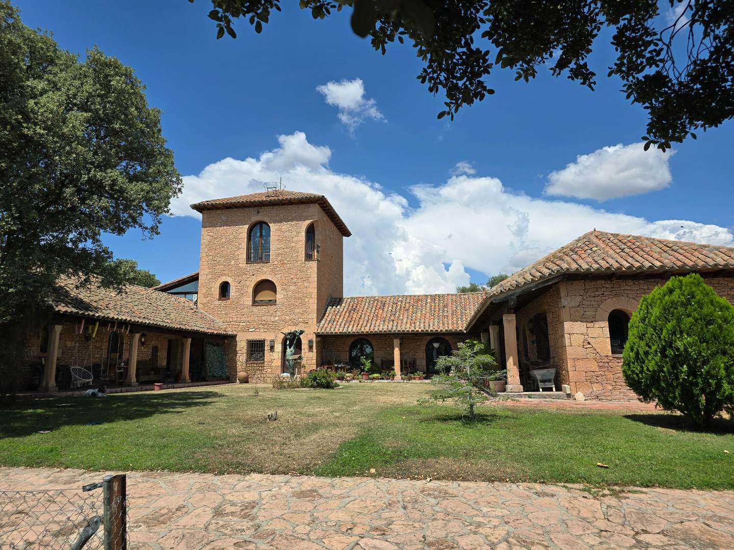 Alquila por horas Casa de campo de piedra rústica con interiores de madera
