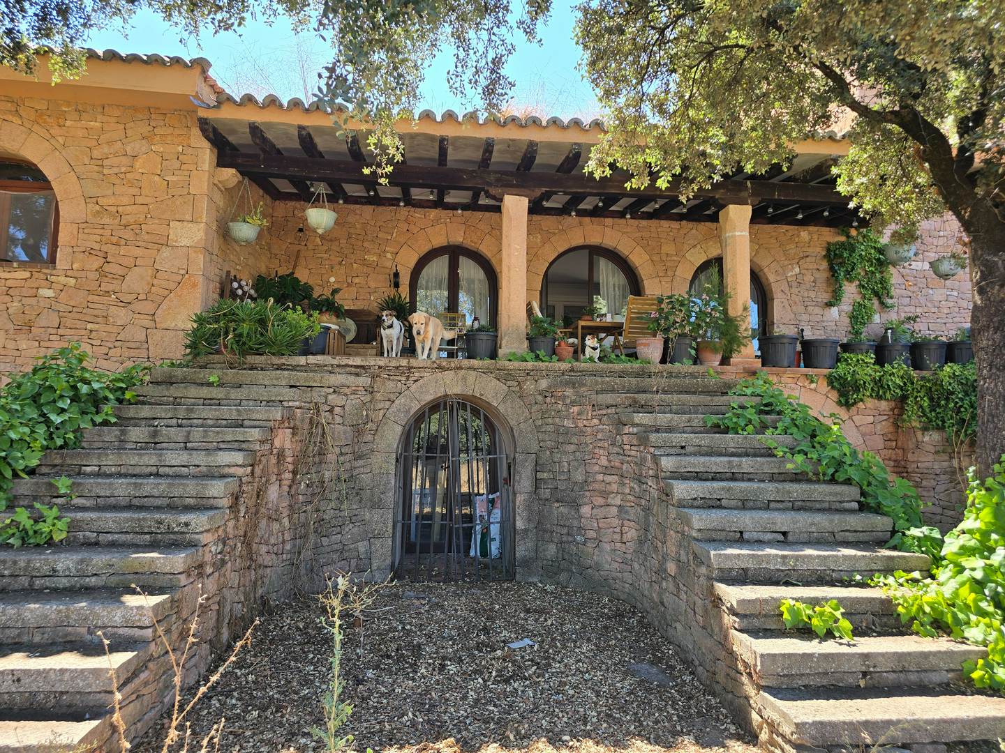 Alquila por horas Casa de campo de piedra rústica con interiores de madera