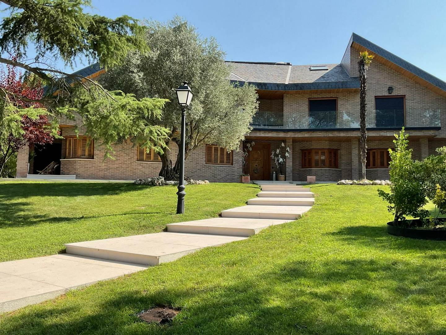 Alquila por horas CHALET 1100 m2 CONST + 3500 m2 parcela en Boadilla