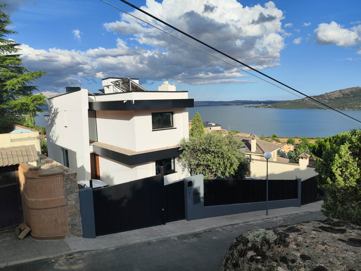 Alquila por horas vivienda unifamiliar de estilo contemporaneo