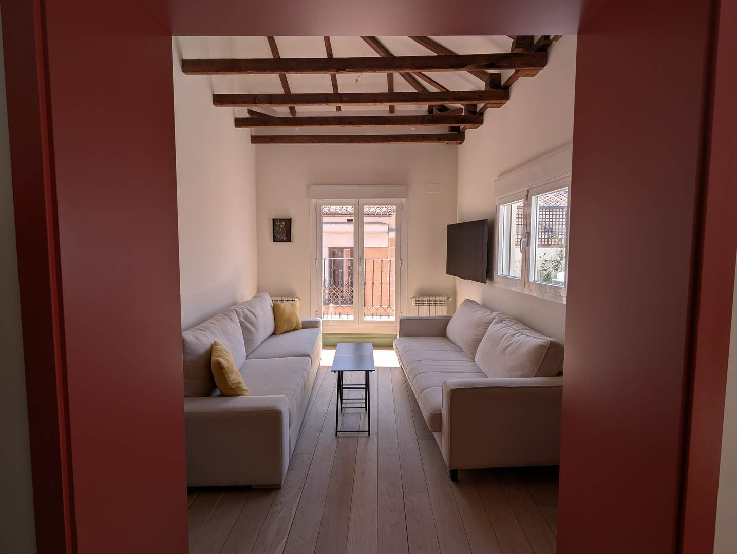 Alquila por horas Ático Moderno con Terraza en Edificio Histórico