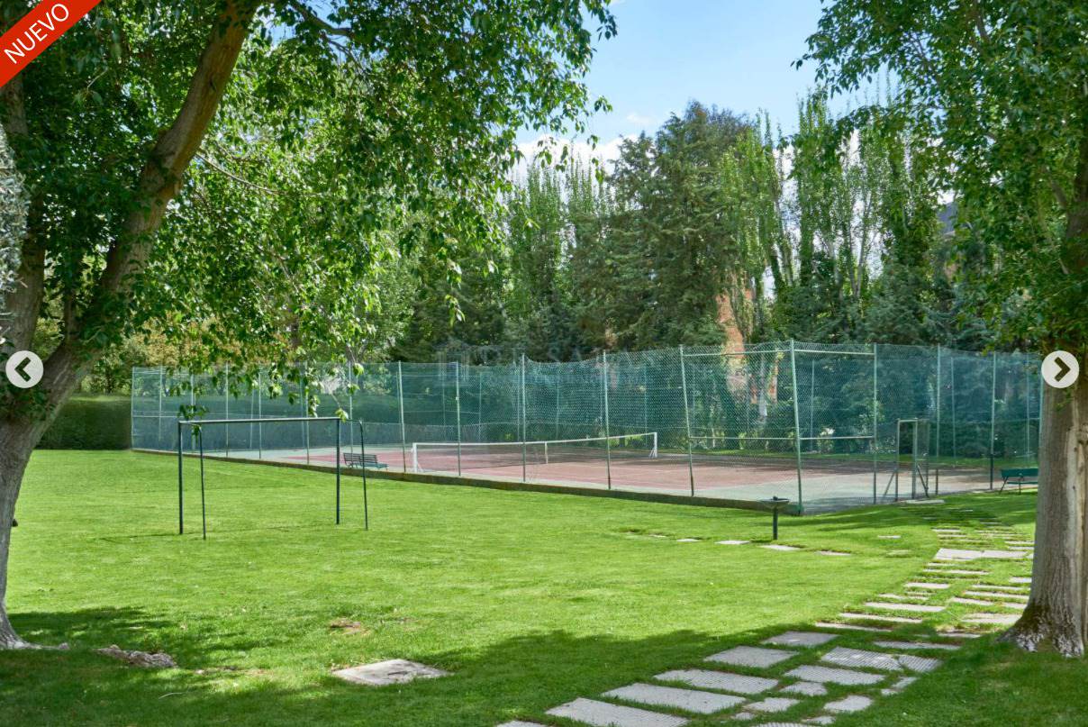 Alquila por horas Jardín comunitario con piscina 25 m2, campo de futbol y pista de tenis