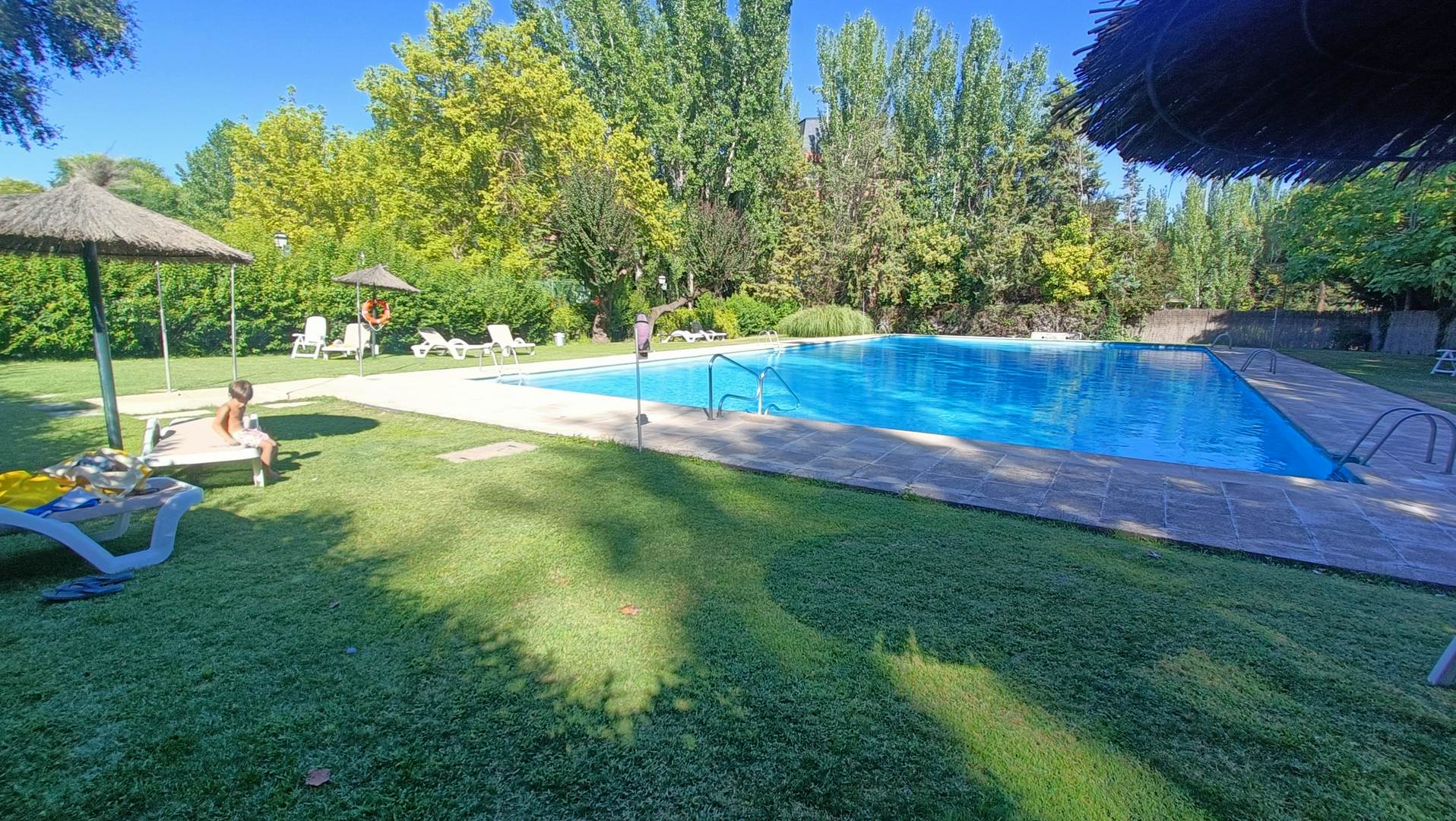 Alquila por horas Jardín comunitario con piscina 25 m2, campo de futbol y pista de tenis